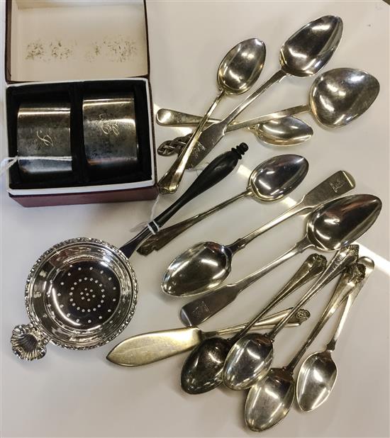 Sundry Georgian & later silver spoons, Vict tea strainer & pair of silver napkin rings (cased)